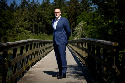 Lars Mørch flyttede sammen med sin hustru og deres yngste søn til Silkeborg, da han overtog topposten i Jyske Bank. - Jeg kan enormt godt lide at bo her. Vi er virkelig blevet glade for Silkeborg og har tabt vores hjerte til området. Ikke mindst den yngste søn, som er ved at være færdig på gymnasiet. Gymnasiet er jo fremragende og har et rigtig bredt tilbud til de unge mennesker. Og så er han helt tosset med sport og atletik, og der er virkelig gode idrætsfaciliteter herovre, siger bankdirektøren.