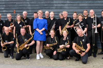 Ringkøbing/Hof Bigband med sangerinden Gaia Maria Jørgensen i den blå kjole.