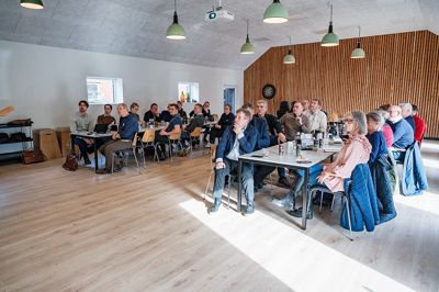 Ringkøbing-Skjern Byråd havde indkaldt til kvælstofmøde på innovationsgården Klink i Grønbjerg. Lokalpolitikerne er bekymrede for, at den nye kvælstofregulering vil få negative konsekvenser for landbrug- og fødevareerhvervet i kommunen.