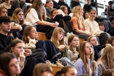 Der blev både hæklet og lyttet, da Ikast-Brande Gymnasium var vært for et 10-kantet vælgermøde mandag formiddag.