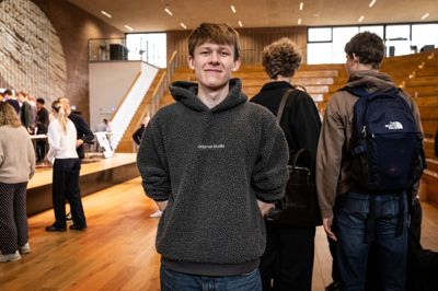 Benjamin Kaufmann: Vi er unge og mener nok, vi er udødelige. Vi bekymrer os nok ikke så meget om, hvor strømmen i stikkontakterne kommer fra. Det ville være dejligt, om der havde været emner, der var mere nærværende for os nye vælgere. Så jeg er fortsat i tvivl om, hvor jeg skal sætte mit kryds.