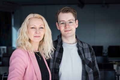 Dina Andersen-Raabjerg sidder i Folketinget for Konservative og genopstiller, mens hendes stedsøn Nicklas Stampe Raabjerg stiller op for Alternativet.