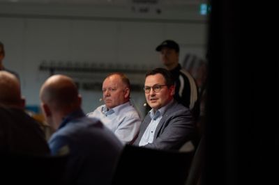 - Der var nogle af de spillere, som vi forsøgte at leje i januar, som tjener over en halv million om måneden, lød det fra sportschef Jesper Stüker, som ikke lagde skjul på, at SIF forgæves forsøgte at hente en midtstopper, der kunne gå direkte ind i startopstillingen.