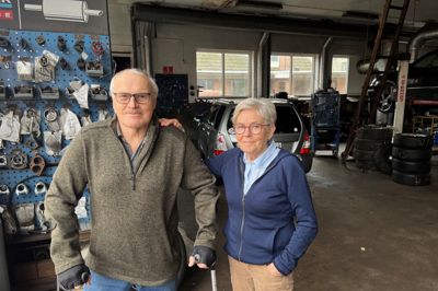 Automekaniker Ole Pedersen og hans hustru Hanne føler sig stavnsbundet. De har flere gange forgæves forsøgt at få solgt deres autoværksted og bolig på Storegade i Klovborg. Køberne kunne ikke låne penge, fordi banker og kreditforeninger er meget tilbageholdne i små byer som Klovborg.