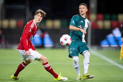 William Kirk fik også en advarsel i opgøret. Her er han i duel med den tidligere SIF-spiller Christian Sørensen.