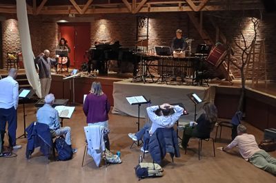 Ovenpå nogle intense øvedage med ”Fugl” forløses det hele i slutningen af denne uge med generalprøve og urpremieren på fredag. Fra sitzprobe i sidste uge ses sangere og musikere ved deres første øvedag sammen med dirigent Magnus Plejdrup på podiet.