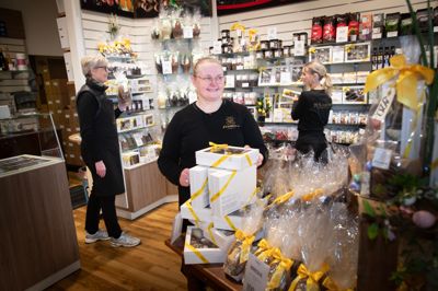 - Påsken er en tid, hvor mange har overskud og tid til at forkæle familie, venner og kollegaer. Det er også med til skabe øget travlhed i butikken, siger Charlotte Wandsø, butiksleder i Frellsen Choklade på Vestergade, der sammen med sit personale er klar til den sidste uges travlhed i forbindelse med påsken.