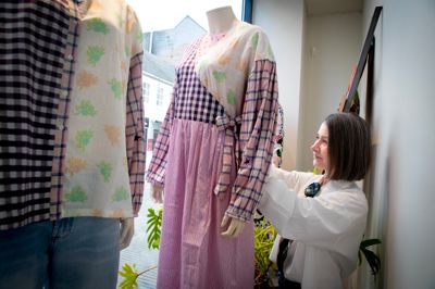 - Det er super vigtigt, at vi kan vise kunderne, hvem vi er. Også når butikken er lukket. Derfor prioriterer jeg udsmykningen af vores vinduer meget højt. Folk, der går forbi, er potentielle kunder, der skal lokkes ind på et andet tidspunkt eller fristes til at besøge vores webshop, siger Rikke Madesen, indehaver af Nora Mø. Her er det Trine Ipsen, der arrangerer nyheder i et af butikkens vinduer.