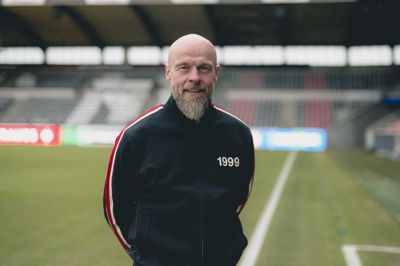 55-årige Claus Struck er manden, der skal føre FC Midtjyllands kvinder retur til A-Ligaen. Den tidligere Superliga-spiller og forhenværende ungdomslandstræner på pigesiden, sigter mod oprykning i foråret.
