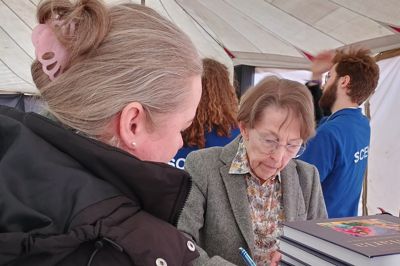 Lisbeth Smedegaard Andersen har et stort og trofast publikum, og igen måtte hun efter en optræden signerer bøger.