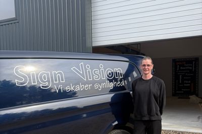 Bianca Thordal har flyttet sin skiltemaler-virksomhed, Sign Vision fra Vejle til Ry. Hun åbner på Kløftehøj 1. april.