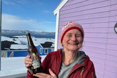 Det lykkedes at sende seks Skrammer Sølvguitar-øl til Nuuk, hvor Skrammers gamle veninde Ølla Trompetbakke fik dem som en fødselsdagsgave.