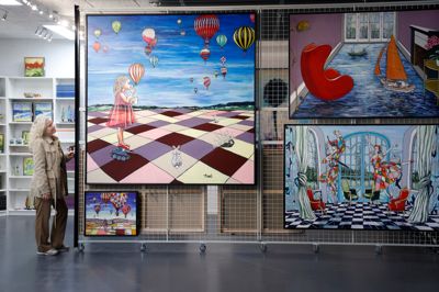 Pia Amdi er en af kunstcentrets efterspurgte malere. Efter en årrække at have boet i Provence har hun slået sig ned i Odder. Blandt hendes motivserier er en nyfortolkning af de klassiske stilleben, ofte malet transparent, så flere motiver ligger oven på hinanden i leg og henholdsvis afslører eller skjuler en række gemte historier. Her har Mette Malund i magasinet trukket en række af hendes værker ud. Pia Andi vil være en af de kunstnere, som vil arbejde i påsken.