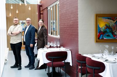 Dolphin-familien får to travle dage fredag og lørdag, hvor der står 10-årsjubilæum på programmet. Gastronomisk chef Niklas Ormstrup (t.v.) skal i køkkenet, mens Jan Ørum Vermø og Julie Vermø skal hygge om de mange gæster, der lægger vejen forbi.
