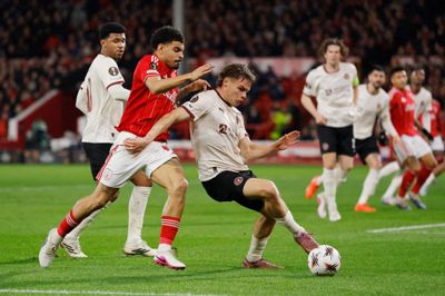 Victor Bak viser ro og kvalitet på bolden, selvom han har den engelske landsholdsspiller Morgan Gibbs-White i ryggen.