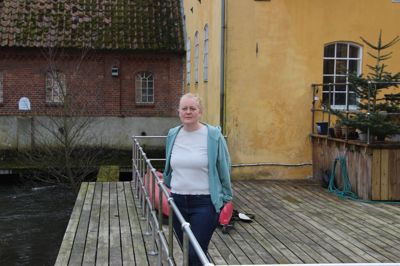 Pia Lund Nielsen har i mange måneder klaget over støjgenerne fra turbinerne i elværket, som ligger lige ved siden af hendes lejlighed på Ry Mølle. I denne uge har turbinerne igen kørt i døgndrift, og hun overvejer nu, om hun skal give op og flytte fra lejligheden.