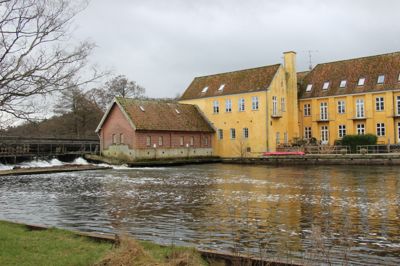 Rye Nørskov Gods ejer både elværket og ejendommen på Ry Mølle, hvor Pia Lund Nielsen bor i lejligheden, som støder direkte op til elværket. Mens klagesagen er under behandling i Skanderborg Kommune, vil godsejer Peter Busck ikke kommentere sagen.