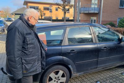 Frits Rostrup har ikke kørt i sin bil i flere måneder. Han har fået sin førerret inddraget og mener, at en lokal bilforhandler har meldt ham til politiet. Det afviser bilforhandleren.