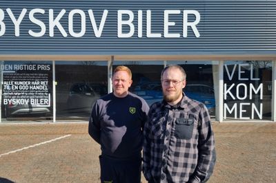Martin Højmose (t.v.) og Jakob Byskov Lind er ejere af Byskov Biler. De mener, at det er vigtigt at tage samtalen om, hvem der har ansvaret for at reagere, hvis de er utrygge ved, om en kunde bør køre bil.