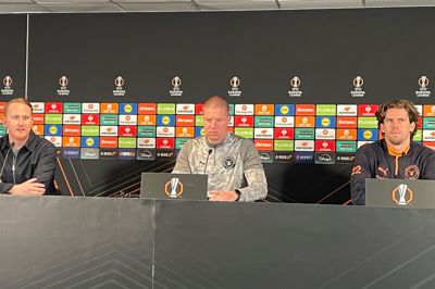 Forud for torsdagens afgørende Europa League-dyst mod engelske Nottingham Forest bestod panelet ved onsdagens pressemøde i Herning af kommunikationschef Mads Hviid Jakobsen (t.v.), cheftræner Mike Tullberg og anfører Mads Bech Sørensen.