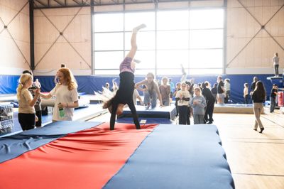Der var rift om pladserne i gymnastiksalen, hvor børnene kunne prøve en masse forskellige slags spring af, da årets aktivitetsdag for SFO'erne onsdag løb af stablen for over 1000 børn.