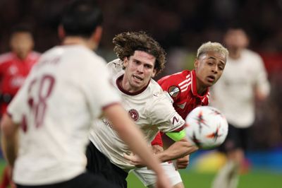 FCM-anfører Mads Bech Sørensen (i.m.), der her følger bolden med Nottingham Forests offensivprofil Omari Hutchinson, forventer en afvekslende returkamp i Herning.