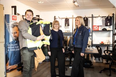 I løbet af det første år er to medarbejdere blevet en fast del af hverdagen i Prileksperten, som ejes af Martin Lunde Søndergaard (t.v.). Det er Camilla Ravn Madsen (t.h.) og Charlotte Stie Hansen, som blandt andet arbejder med struktur, webshop og administration.