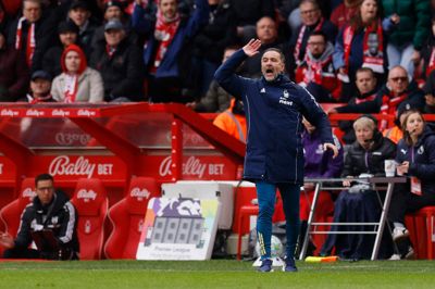 Vitor Pereira er den fjerde manager i Nottingham Forest i denne sæson. Portugiseren fik ansvaret 15. februar og har stået i spidsen for holdet i syv kampe. Kun én af dem er endt med en sejr. Det var på udebane mod Fenerbahce i Europa League.