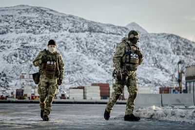 Soldater bevogter havnen i Nuuk i januar. Ifølge DR forberedte Danmark sig på et muligt angreb fra USA.