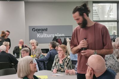 Der var mange mennesker, der skulle hilses på i pausen, da Jesper Nøddesbo gav foredrag i Hammerum-Gjellerup Halln, hvor hans håndboldkarriere begyndte.
