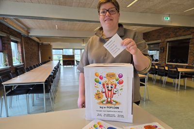 Fredag morgen er der valg på Nr. Vium-Troldhede Skole. Børnevalg. Eleverne skal stemme om, hvilken snack de gerne vil have som præmie på tirsdag, når der er folketingsvalg, og hvis de møder op i Troldtekt Hallen, hvor der er afstemningssted, sammen med deres forældre. Det er halbestyrer Sanni Møller Simonsen, der har fået ideen.