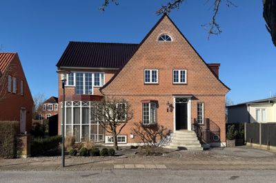 Michael Bjørno har siden 2022 ejet denne villa på Nørre Allé 33, som han har brugt mange kræfter på at istandsætte. Nu har naboen i Nørre Allé 31 (huset til venstre) ansøgt om en tilbygning, der skal opføres på hele arealet mellem de to gamle villaer, så de reelt bliver til omdannet til rækkehuse. Det har fået Michael Bjørno til at gøre indsigelse med henvisning til områdets karakteristik som et »særligt værdifuldt kulturmiljø«. Det har dog ikke ændret byggesagen. På mandag skal projektet vurderes politisk i Herning Kommunes Miljø-, Infrastruktur- og Naturudvalg.
