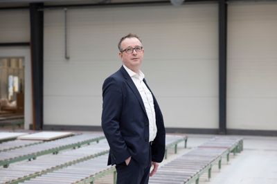 Henrik Linneberg er direktør for familievirksomheden Front-Z. Virksomheden er en videreførsel af Linnebergs Maskinsnedkeri, der blev etableret af Holger Linneberg i 1989.
