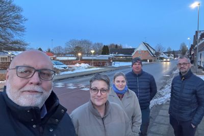 Mellem jul og nytår var Ans-politikeren Kristian Pihl Lorentzen (V) på Vestre Langgade for at se på placeringen af det kommende helleanlæg sammen med Rikke Sibbesen, der formand for lokalrådet, samt de tre berørte beboere Tina og Christer Eilenberger samt Henrik Pedersen (bagerst).