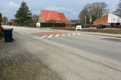 Lokalrådet i Ans og beboere på Vestre Langgade ønsker, at helleanlægget skal placeres som på billedet overfor plejehjemmet. Skolebestyrelsen ønsker anlægget placeret 30 meter længere væk fra midtbyen.