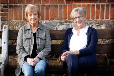 Margit Risbjerg (t.v.) og Lis Nørby Hansen sætter ord på den særlige ånd i Ældre Sagen Brande. Nu overtager Margit Risbjerg som formand - en rolle, hun tidligere har haft.