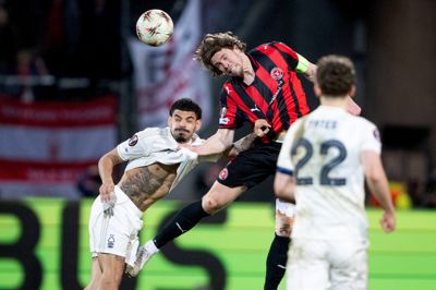 FCM-anfører Mads Bech Sørensen (i.m.) vinder en hovedstødsduel mod Nottingham Forests landsholdsstjerne Morgan Gibbs-White. Men det var englæderne, som stemplede ind til kvartfinalen.