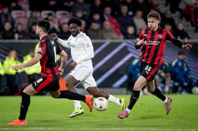 Målscorer Martin Erlic (t.v.), Viktor Bak og de øvrige FCM-spillere har skabt lokal stolthed i den midtjyske Europa-kampagne - også hos bestyrelsesformand Claus Steinlein.