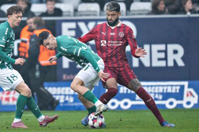 Philip Billing (t.h.) - her mod Viborgs Srdjan Kuzmic, i december-derbyet, der endte 3-3 - er en af FCM-stjernerne, der kæmper med skader søndag aften. Landsholdsspilleren er dog udtaget til kamptruppen.