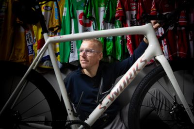 Lars Bak er meget glad for at være flyttet hjem til barndomsbyen Silkeborg, hvor han har naturen tæt på - og ofte tager en cykeltur rundt i området.