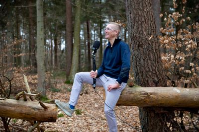 Lars Bak har efterhånden stor erfaring i at sidde ved en mikrofon. Ved siden af kommentator-jobbet på TV 2 laver han en podcast, hvor han snakker med andre tidligere topryttere.