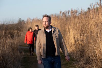 Spørgsmålet om Tange Sø var ikke noget, der fyldte meget i bevidstheden hos Johan Brødsgaard, da han som 20-årig i 2013 blev valgt til byrådet. - Men jeg husker, at en af de første ture ud af huset med det daværende plan-, miljø- og klimaudvalg var til Tangeværket, fortæller Johan Brødsgaard. Han undrer sig over, hvorfor der ikke er truffet en afgørelsen om Tange Søs fremtid endnu. - Lad os nu trække plastret af og få en afgørelse, siger han.