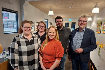 Kjellerup Handel og Erhverv har holdt generalforsamling, hvor bestyrelsen også kom på plads. Formanden Helle K. Ringgaard (i midten) fortsætter som formand efter et år på posten. Herudover er det fra venstre Sanna Schlosser Thomsen, Betinna Sørensen, Mikkel Mørch og Svend Holm.