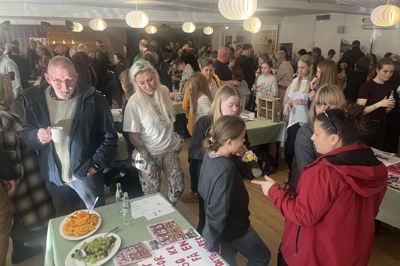 Der var trængsel i salen på Hotel Vildbjerg, da elever fra Kildebakkeskolen, Vildbjerg Skole og Friskolen Asgaard, præsenterede deres ideer, som de har arbejdet med i forbindelse med Verdensmåls- og Entreprenørskabsugen.