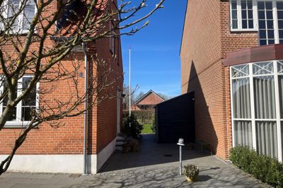 Den omstridte tilbygning skulle udfylde hele arealet mellem de to huse - kun 13,6 centimeter fra gavlen til højre. Men det har Herning Kommune mandag sagt nej til.