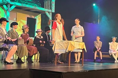 Pippi var ikke helt med på, hvordan man skulle opføre sig ved et selskab for fine damer. Det var en af flere fornøjelige scener i »Teaterspirernes« opførelse af »Pippi Langstrømpe«.