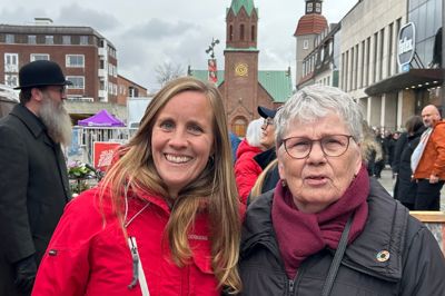 Eva Borchorst Mejnertz har været meget aktiv i sin valgkampagne i Silkeborg. Men det rakte ikke. Her er hun på Torvet med Joan Nielsen, der er pensionist og medlem af Socialdemokratiet.