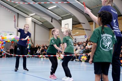 Højderyggens Gymnastik Forening (HGF) er blandt andet kendt for sine mange dygtige sjippere. Bemærk tallet 30 på trøjerne - HGF fylder 30 år i år.