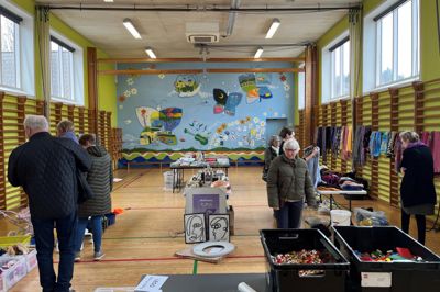 Den gamle gymnastiksal i Klovborgs tidligere friskole summede af aktivitet. Nu er skolen blevet et multihus, og lørdag 21. marts var der åbent hus - blandt andet med et stort loppemarked i gymnastiksalen.