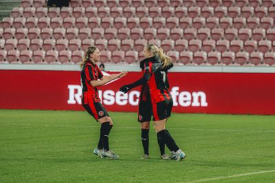 Emma Nielsen (t.h.) bliver lykønsket efter en scoring. Den hurtige offensivspiller scorede sidste mål i lørdagens storsejr. Billedet her er dog fra en tidligere kamp.